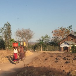 Mujeres llevando agua a sus casas